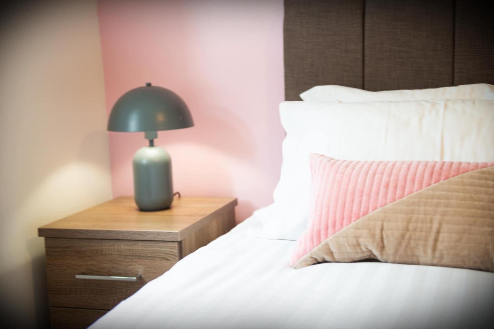 The 'Pinky' - Beautiful 1 Bed Apartment In Hatfield - Free Parking - Near Uni & Business Park - Big Savings On Long Stays מראה חיצוני תמונה